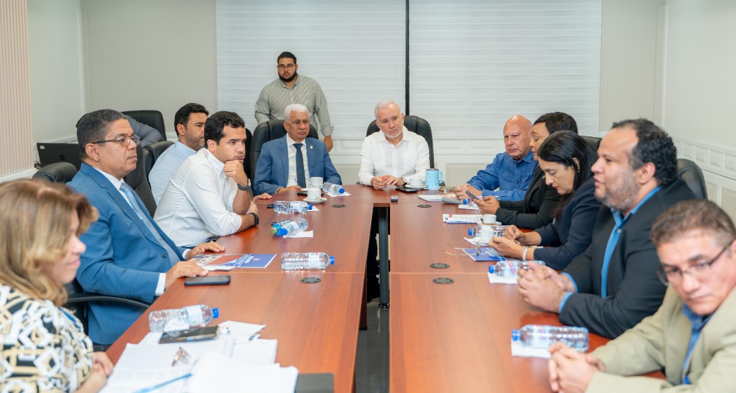 Presidente del }Senado Ricardo de los Sants encabeza reunión