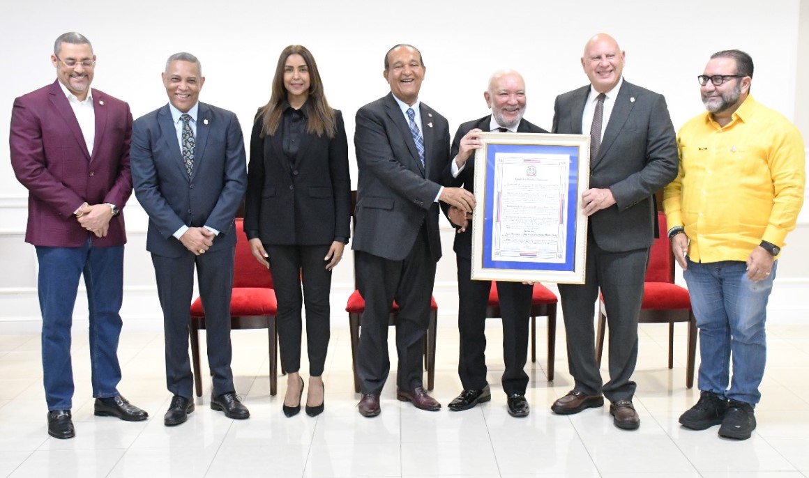 Senado de la República reconoce al comunicador Jochy Santos por sus 50 años de trayectoria