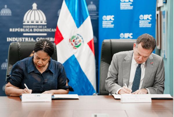 El convenio fue suscrito por el ministro Ito Bisonó y la gerente regional para el Caribe de IFC, Ronke Ogunsulire, en un acto celebrado en la sede del MICM.