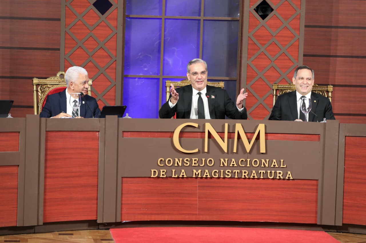 En el centro, el presidente Luis Abinader, junto a Ricardo de los Santos (izquierda) y Luis Henry Molina (derecha). / FOTO: FUENTE EXTERNA