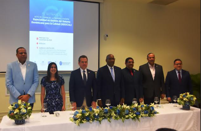 Los participantes reciben el certificado de la especializada en gestión del Sistema Dominicano para la Calidad.