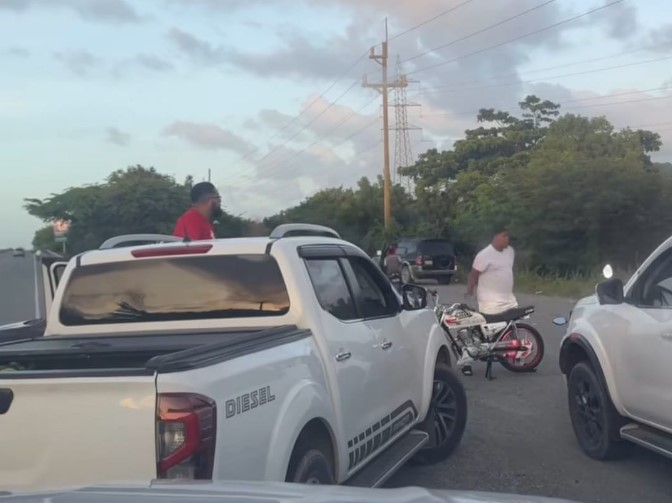 Vándalo mientras cierra el transito en avenida 6 de Noviembre