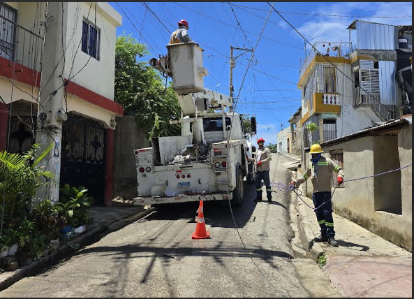 Obrero laborando en EDESUR