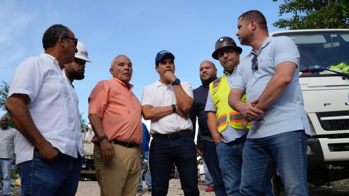 El presidente del Partido Revolucionario Social Demócrata, en esta ciudad, licenciado Emmanuel Solano junto a funcionarios