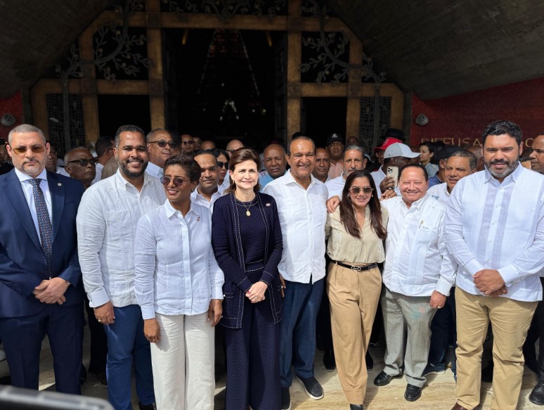 Ante miles de feligreses, la vice presidenta Raquel Peña encabeza misa Conatra en la Basílica de Higüey