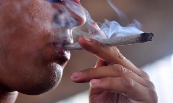 Joven newyorquino fumando marihuana