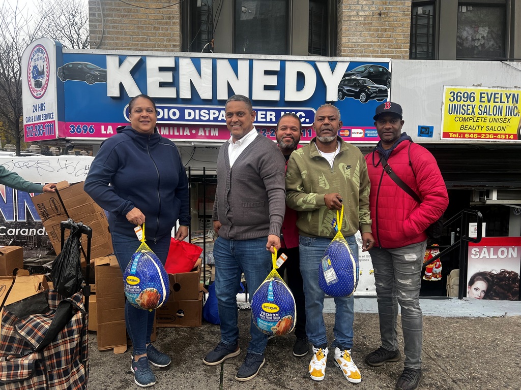Taxistas de Kennedy Radio Dispatcher, posan junto a Roberto Rojas con su pavo para disfrutar en familia Thanksgiving.