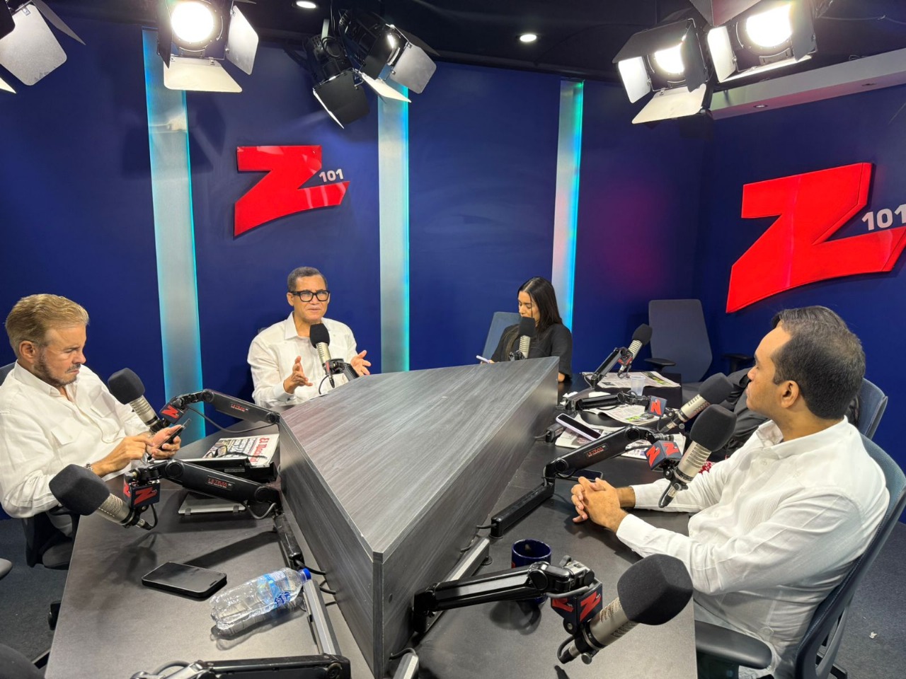 Ministro de Trabajo mientras es entrevistadoi en el Gobierno de la Z