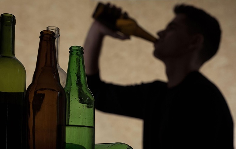 Consumo alcohol entre adolescentes NYC aumentó en 2025_ figuran dominicanos