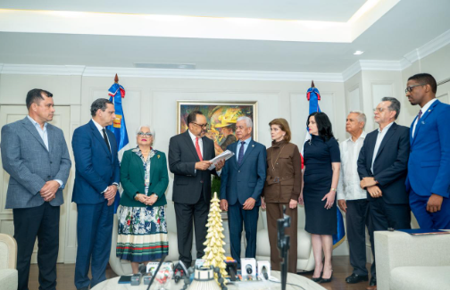 Presidente del Senado, riucardo de los Santos, recibe proyecto de ley de ley oirgànica de la Policìa Nacional