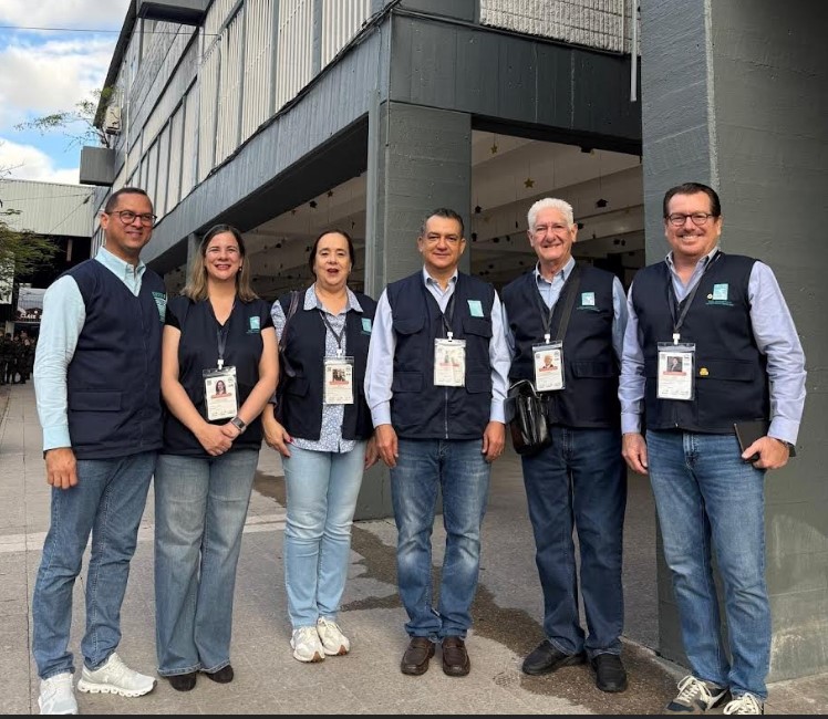 En el centro el presidente de la Junta Central Electoral, Román Jaquewz