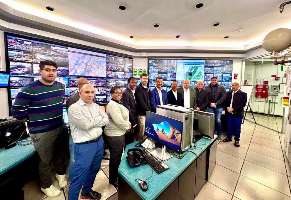 El comisionado Ydanis Rodríguez y el director ejecutivo del Intrant, Milton Morrison, realizaron una visita oficial al Centro de Control de Tráfico en Queens