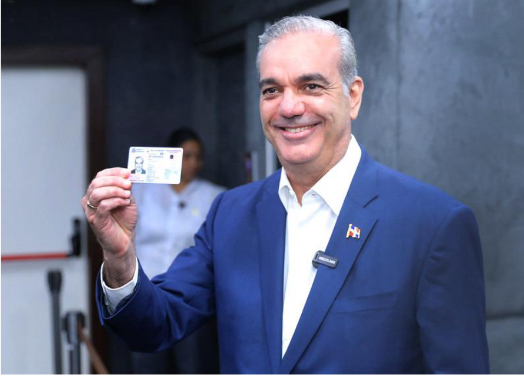 Presidente Luís Abinader muestra su primera cédula de identidad y electoral
