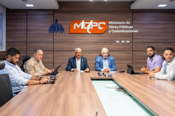 El senador Ricardo de los Santos y el ministro Eduardo Estrella dan seguimiento  a plan de asfaltado en Sánchez Ramírez