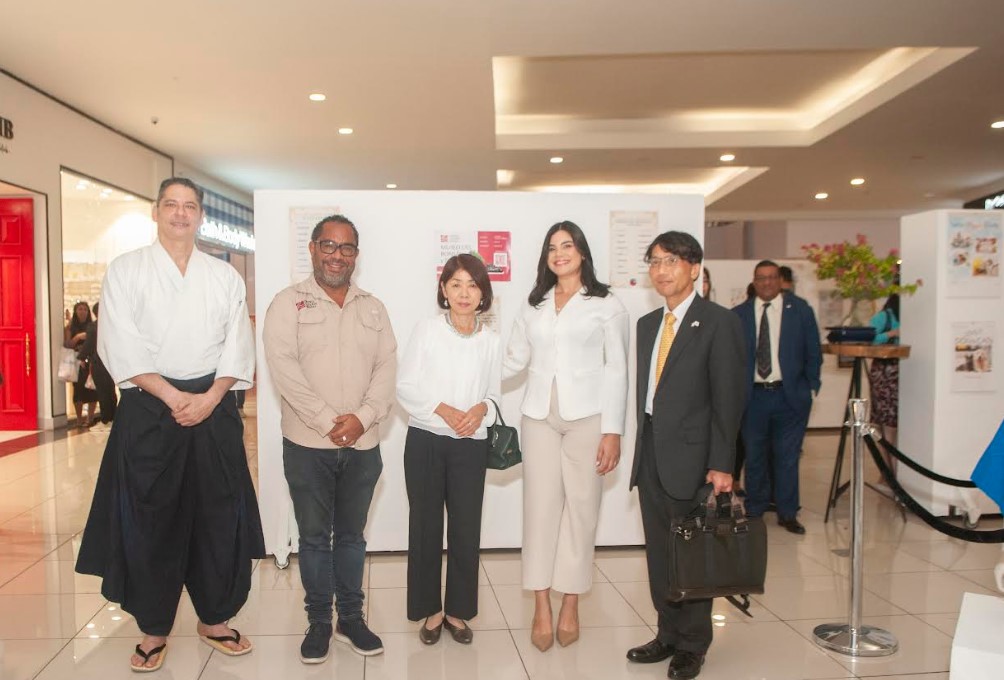Alejandro Domínguez, Víctor Liriano, Hisako Hayakawa, María Elena Cruz y el embajador, Osamu Hayakawa.