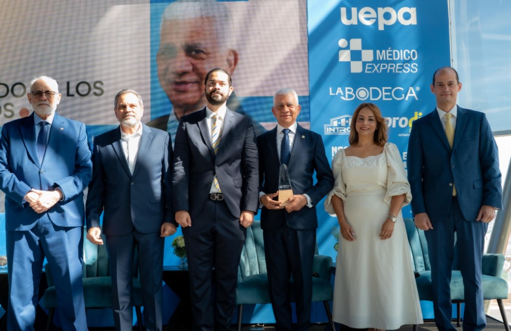 Presidente del Senado, Ricardo de los Santos mientras recibe reconocimiento