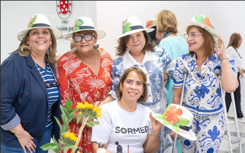 Damas que participaron en la 'Tarde de sombreros' en Santiago.