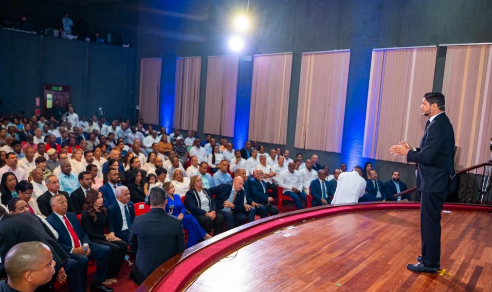 Senador Gustavo Lara presentando sus memorias ante el Senado