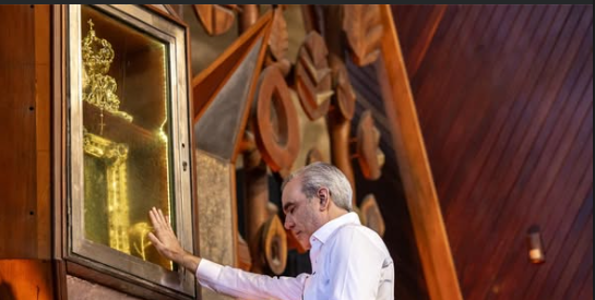 Presidente Luis Abinader ante la imagen de la virgen