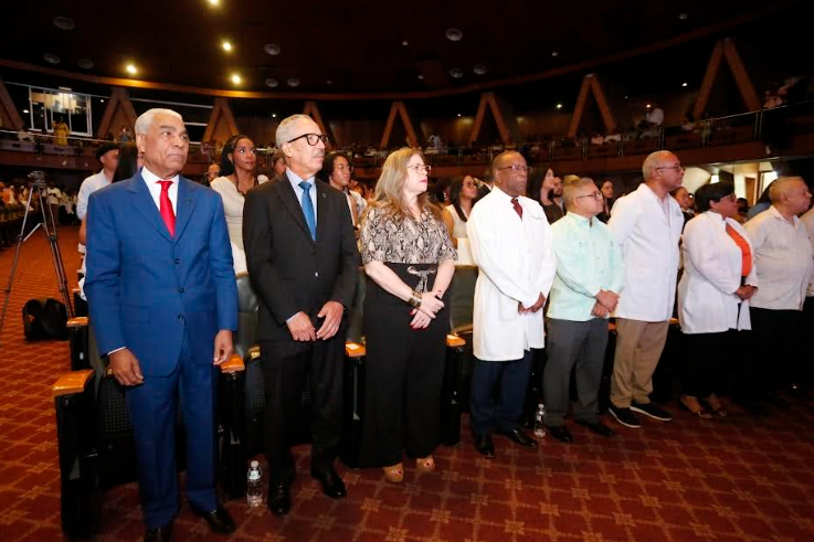 Autoridades, los pre internos de medicina de la UASD y familiares en la ceremonia de imposición de las batas blancas a los de la carrera de Medicina.