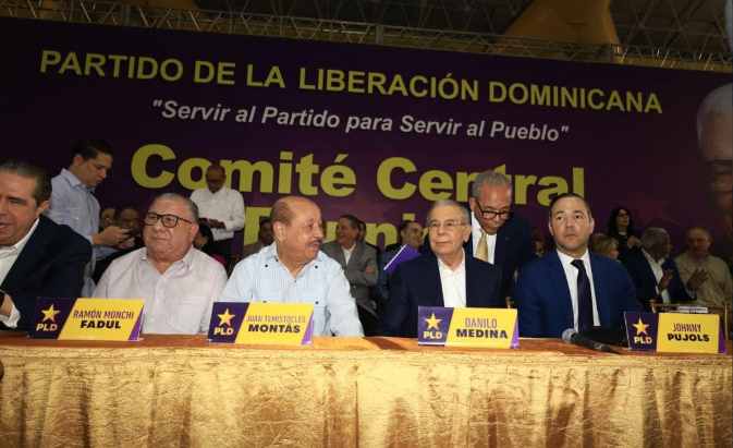 Mesa principal de  la reunión del Comité Central del PLD