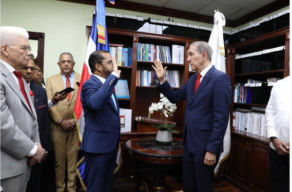 Franklin García Fermín juramenta a nuevo rector del ITLA Jimmy Rosario Bernard