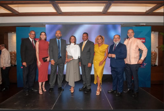 En la foto se observan Edmundo Ledesma, Aket Sabath, Fernando Ramírez, Wendy Lora, Dany Alcántara, Rosalba Escalante, Napoleón de la cruz y Gustavo olivo