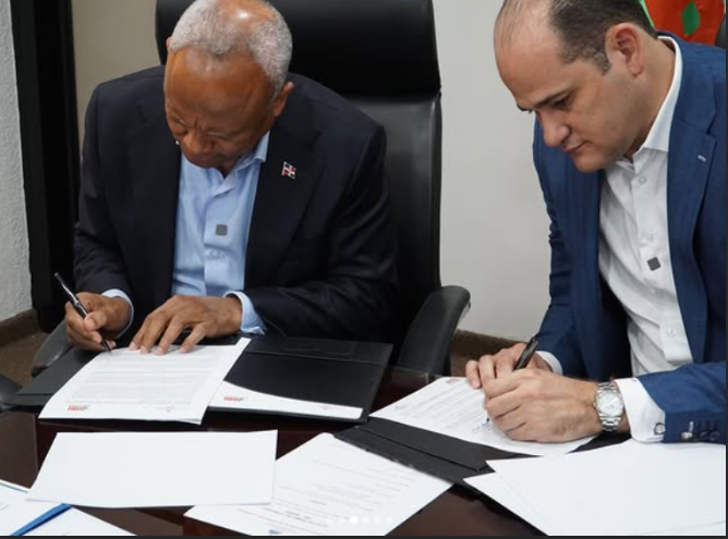 La firma del convenio estuvo encabezada por el director ejecutivo del IIBI, Osmar Olivo, y el director ejecutivo del INABIE, Adolfo Pérez
