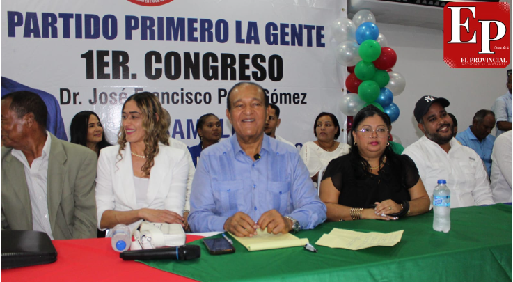 En el centro el senador y presidente de Primero La Gente Antonio Marte