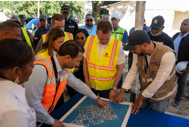 Ministro Ito Bisonó da inicio a proyecto de viviendas sociales y rehabilitación de hábitat en San Antonio de Guerra