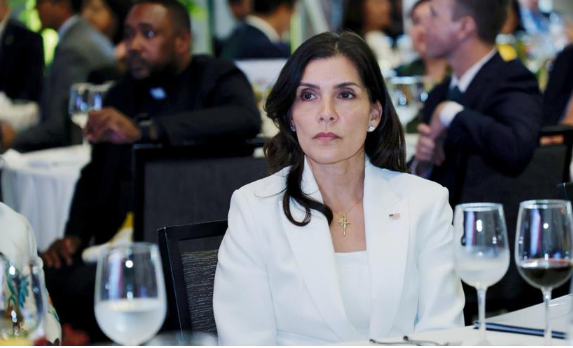 La embajadora Leah Francis Campos