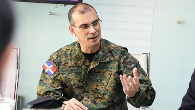 El mayor general Jorge Iván Camino Pérez firmó el memorándum que exige certificación obligatoria de descargo de armas para tramitar retiros militares.