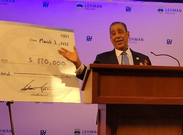 Congresista entrega US$820 mil a Universidad en El Bronx con 12,894 estudiantes