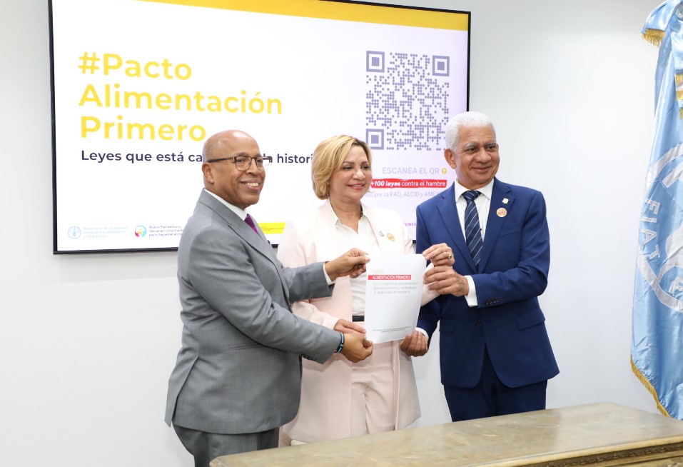 Alfredo Pacheco, presidente de la Cámara de Diputados, Nelsa Soraya Suarez y Ricardo de los Santos , presidente del Senadopresidente del Senado,