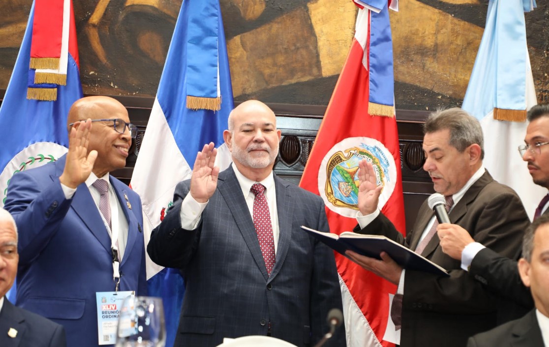 Juramentan a Carlos Johnny Méndez y Alfredo Pacheco como presidente y vicepresidente del FOPREL