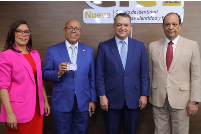 Presidente de la Cámara de Diputados Alfredo Pacheco recibe nueva cédula de identidasd y electoral