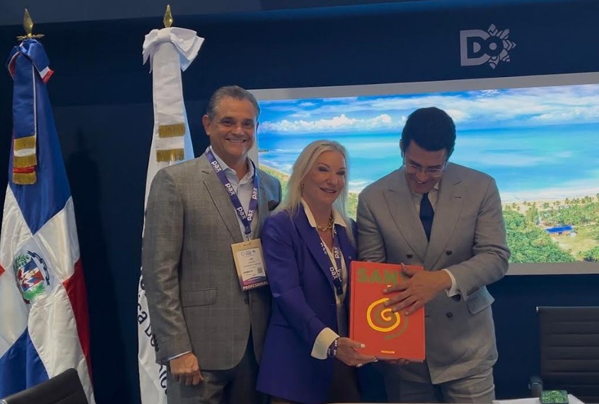 Ministro de Turismo dedica libro sobre Santo Domingo en la feria turística Anato