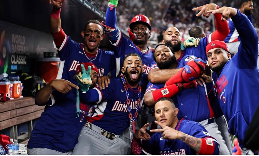 Equipo dominicano de Baisbol celebra triunfo ante Venezuela