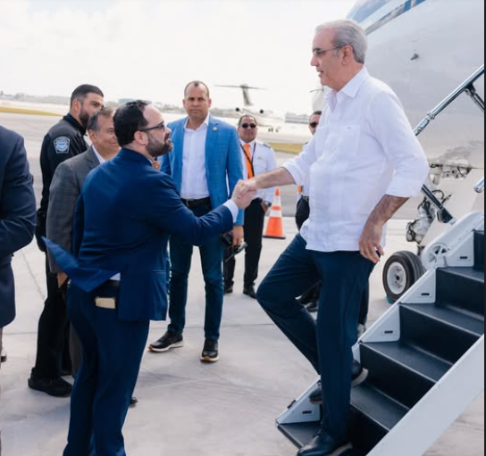 Presidente Luís Abinader en momento en que llega a Miami