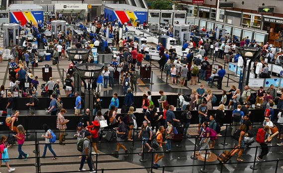 Largas filas en aeropuertos EE. UU. por falta personal TSA