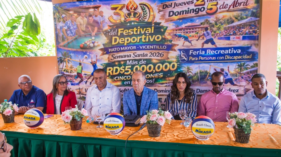 Rubén Darío Cruz Ubiera, anuncia la dedicatoria al ministro de Turismo, David Collado, del torneo de voleibol playero del Festival Deportivo Hato Mayor-Vicentillo, Semana Santa 2026. (Prensa/Festival Deportivo Hato Mayor)