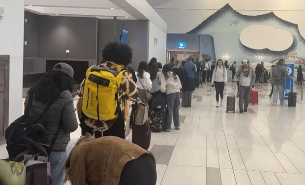 Persisten largas filas en controles seguridad aeropuertos de NY y NJ_ miles de dominicanos y otras etnias viajan a diario