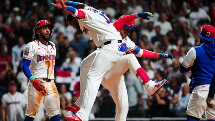 Juan Soto #22 celebra con Fernando Tatis Jr. #23 y Vladimir Guerrero Jr. #27 de República Dominicana tras conectar un jonrón de dos carreras en la cuarta entrada del partido de exhibición del Clásico Mundial de Béisbol 2026 presentado por Capital One entre los Tigres de Detroit y República Dominicana en el Estadio Quisqueya Juan Marichal el martes 3 de marzo de 2026 en Santo Domingo, República Dominicana. (Foto de Mary DeCicco/WBCI/MLB Photos vía Getty Images)