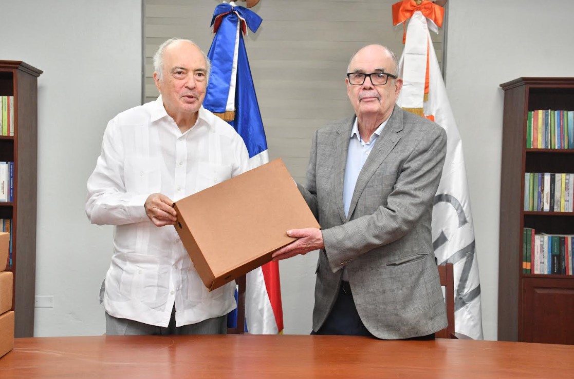 al director del Archivo General de la Nación, Roberto Cassá Bernardo Vega colección documental.