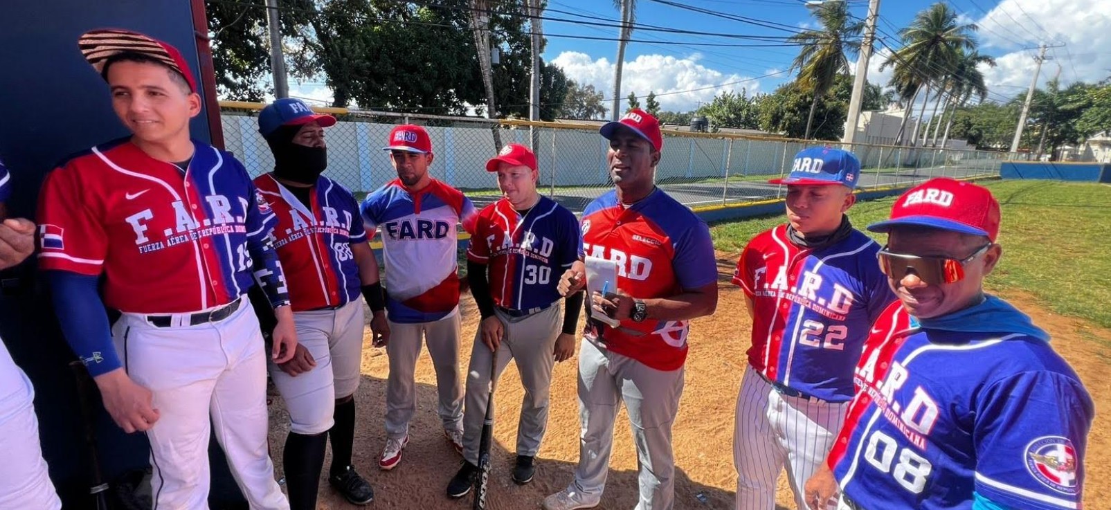 El equipo de la Fuerza Aérea de la República Dominicana que competirá por el campeonato por institución, en el cuarto torneo organizado entre oficiales académicos de las Fuerzas Armadas y la Policía Nacional (Fuente externa)