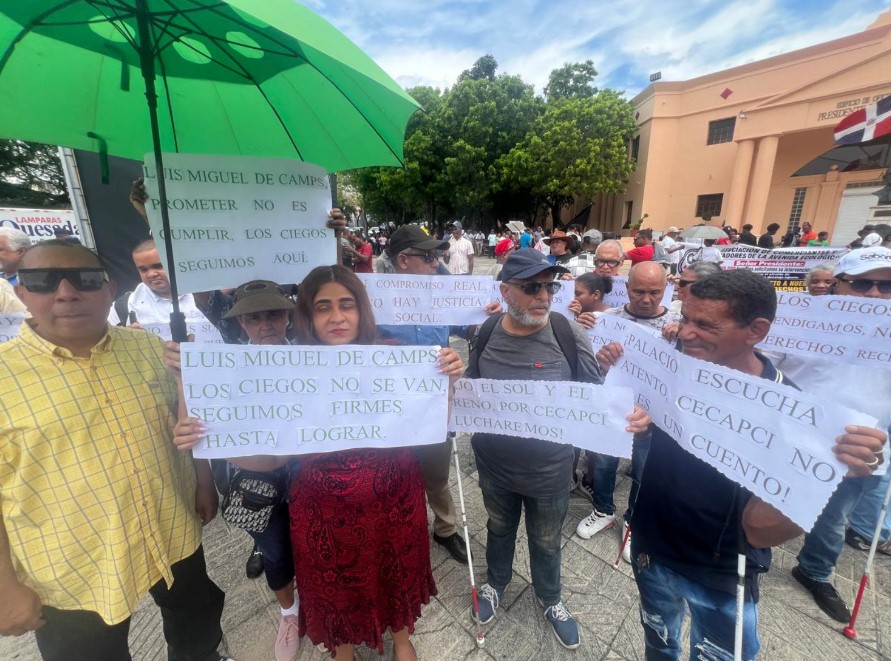 Personas con discapacidad visual y padres de niños con TEA protestan frente al Palacio Nacional por reapertura del CECAPCI