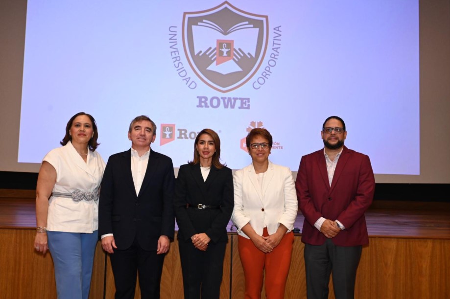 Alliet Ortega, Vicerrectora  de Administración y Finanzas del INTEC;Martín Cereijo, Gerente General de Rowe;Yeymis Alcántara, Gerente de Personas & Cultura Rowe Marketing;Sarah Pineda, Directora de Operaciones Rowe Planta y Carlos Reyes, Director Académico de Educación Permanente del INTEC.