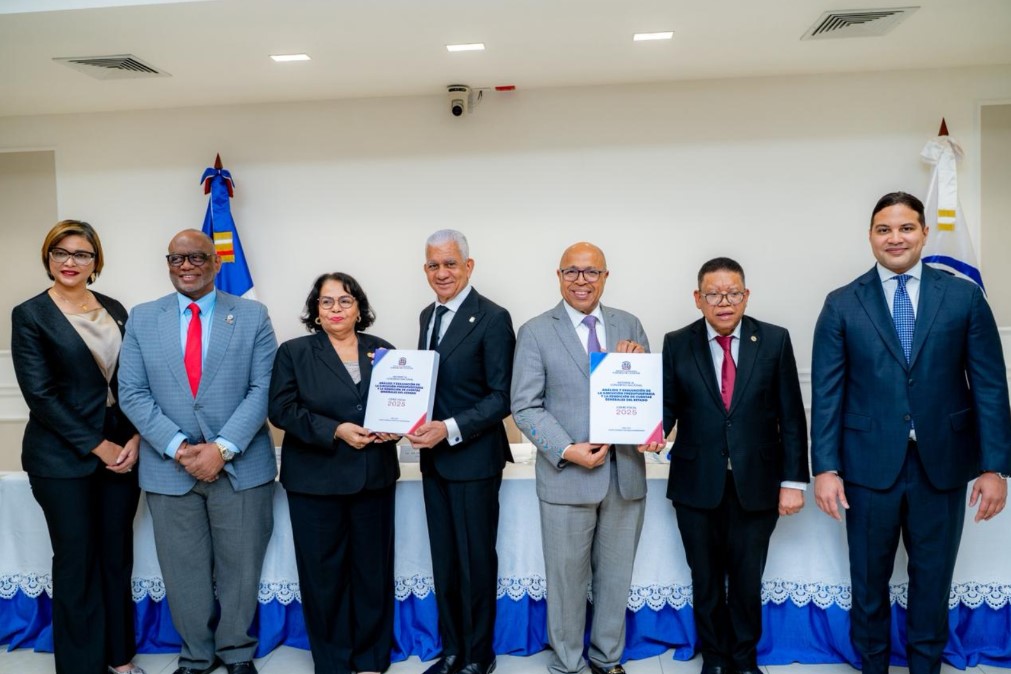 Los presidente del Senado Ricardo de los Santos y de la Cámara de Diputados Alfredo Pacheco, reciben informe de gestión anual de la Cámara de Cuentas