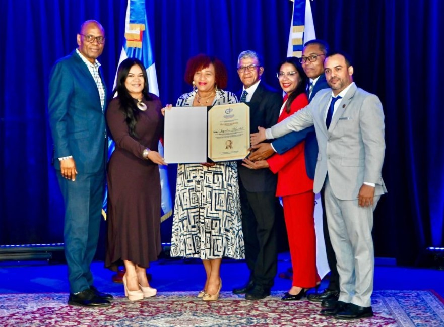 Periodista Jacqueline Morrobel , recibe pergamino de reconocimiento