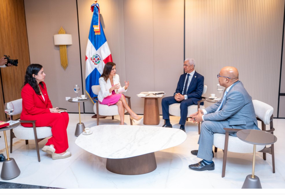 Presidente del Senado Ricardo de los Santos , de la Cámara de Diputados Alfredo Pacheco se reunen con embajadora de Estados Unidos Leah Francis Campos